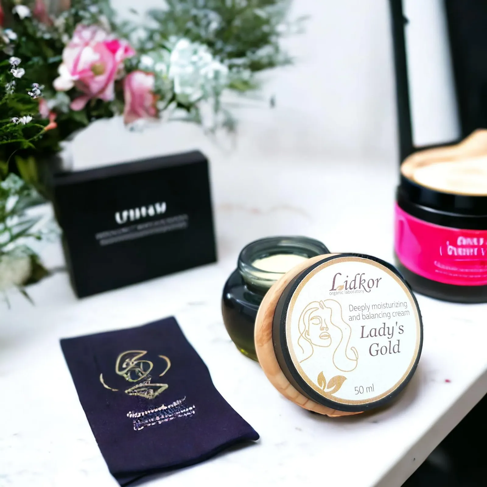 Крем для обличчя Lady's Gold Deep Moisturising зволожувальний денний та нічний з алое вера та олією жожоба 50 мл, фото №4 Крем для обличчя Lady's Gold Deep Moisturising зволожувальний денний та нічний з алое вера та олією жожоба 50 мл, фото №4