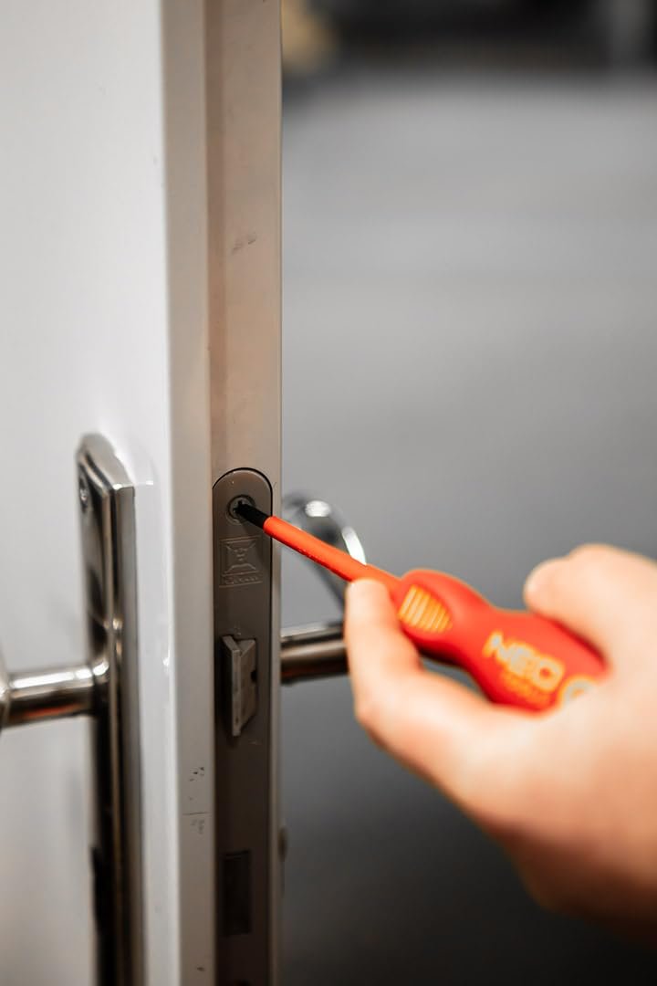 Отвертка диэлектрическая NEO TOOLS PlusMinus 1000 V VDE-изолированная многокомпонентная рукоятка 80 мм (SL/PH1 x 80 мм), фото №4 Отвертка диэлектрическая NEO TOOLS PlusMinus 1000 V VDE-изолированная многокомпонентная рукоятка 80 мм (SL/PH1 x 80 мм), фото №4