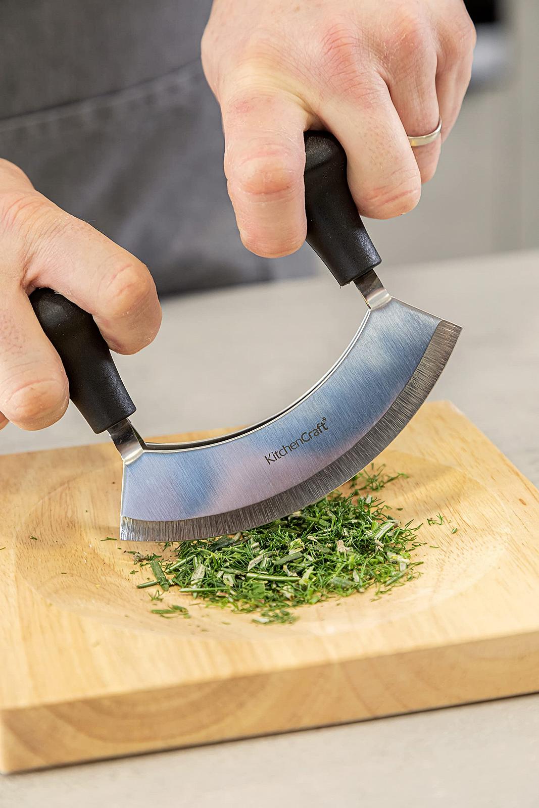 Набір: Ніж KitchenCraft Mezzaluna для подрібнення трав з подвійним лезом і дошка, сріблясто-чорний, фото №2
