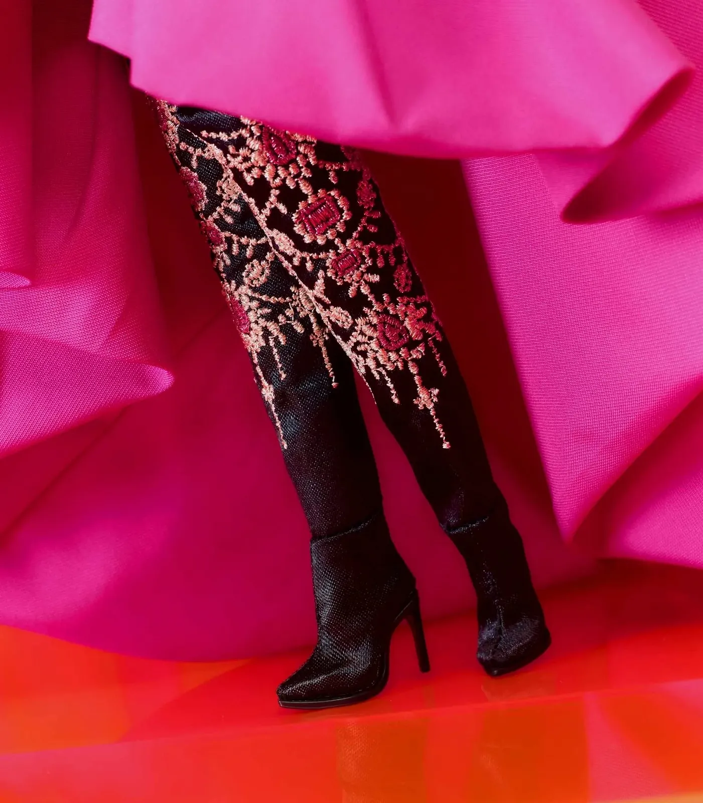 Кукла Barbie Signature Pink Collection HBX96 Dark Brown Curly Hair с телом Silkstone и вечерним платьем из тафты для коллекционеров, фото №4 Кукла Barbie Signature Pink Collection HBX96 Dark Brown Curly Hair с телом Silkstone и вечерним платьем из тафты для коллекционеров, фото №4