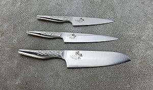 Набір ножів KAI Shun Seki Magoroku Shoso: 1 ніж Santoku та 2 ножі Utility + обробна дошка ручної роботи synthetic.ua - Фото 1