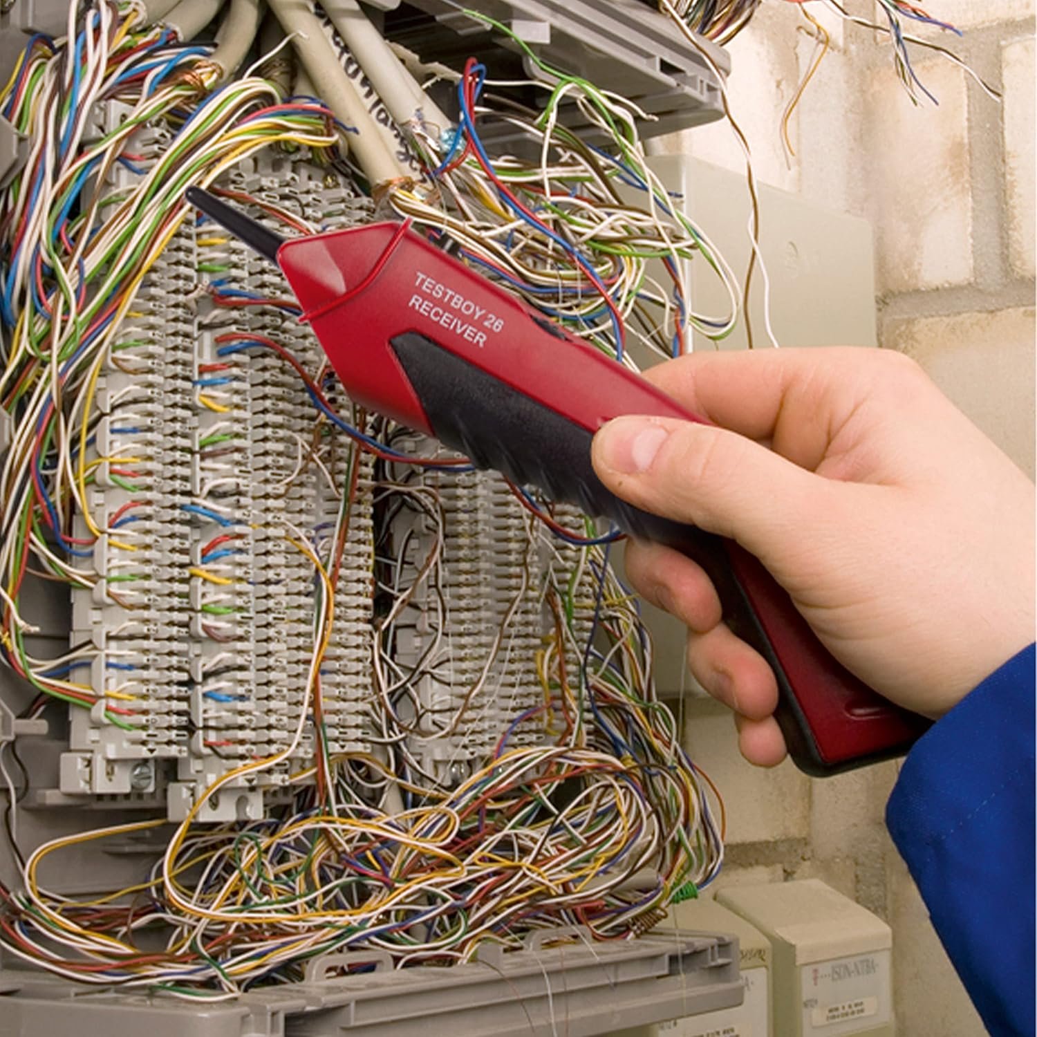 Тестер-локатор кабелей Testboy 26 / LED-фонарь / Красный, фото №5 Тестер-локатор кабелей Testboy 26 / LED-фонарь / Красный, фото №5