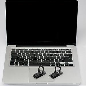 Подставка для ноутбука Мини складная эргономичная с вентиляцией, регулируемая по высоте, портативная для различных ноутбуков, невидимая клейкая подкладка для стола и мобильной работы Черная synthetic.ua - Фото 1