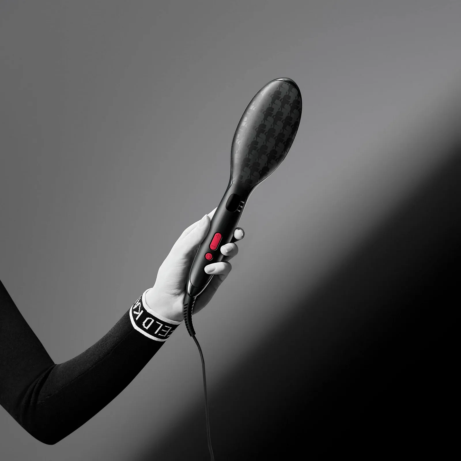 Щетка-выпрямитель для волос Rowenta x Karl Lagerfeld CF582L керамическое покрытие ионизация Черный, фото №9 Щетка-выпрямитель для волос Rowenta x Karl Lagerfeld CF582L керамическое покрытие ионизация Черный, фото №9