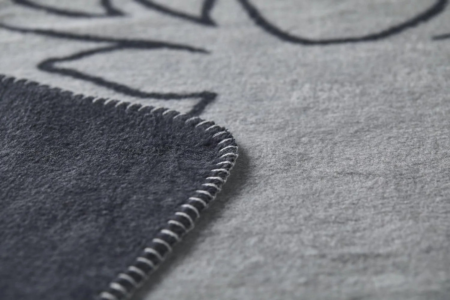 Плед David Fussenegger Deer Line 150 x 200 см, пухнастий диванний плед з переробленої бавовни, колір антрацит, фото №4
