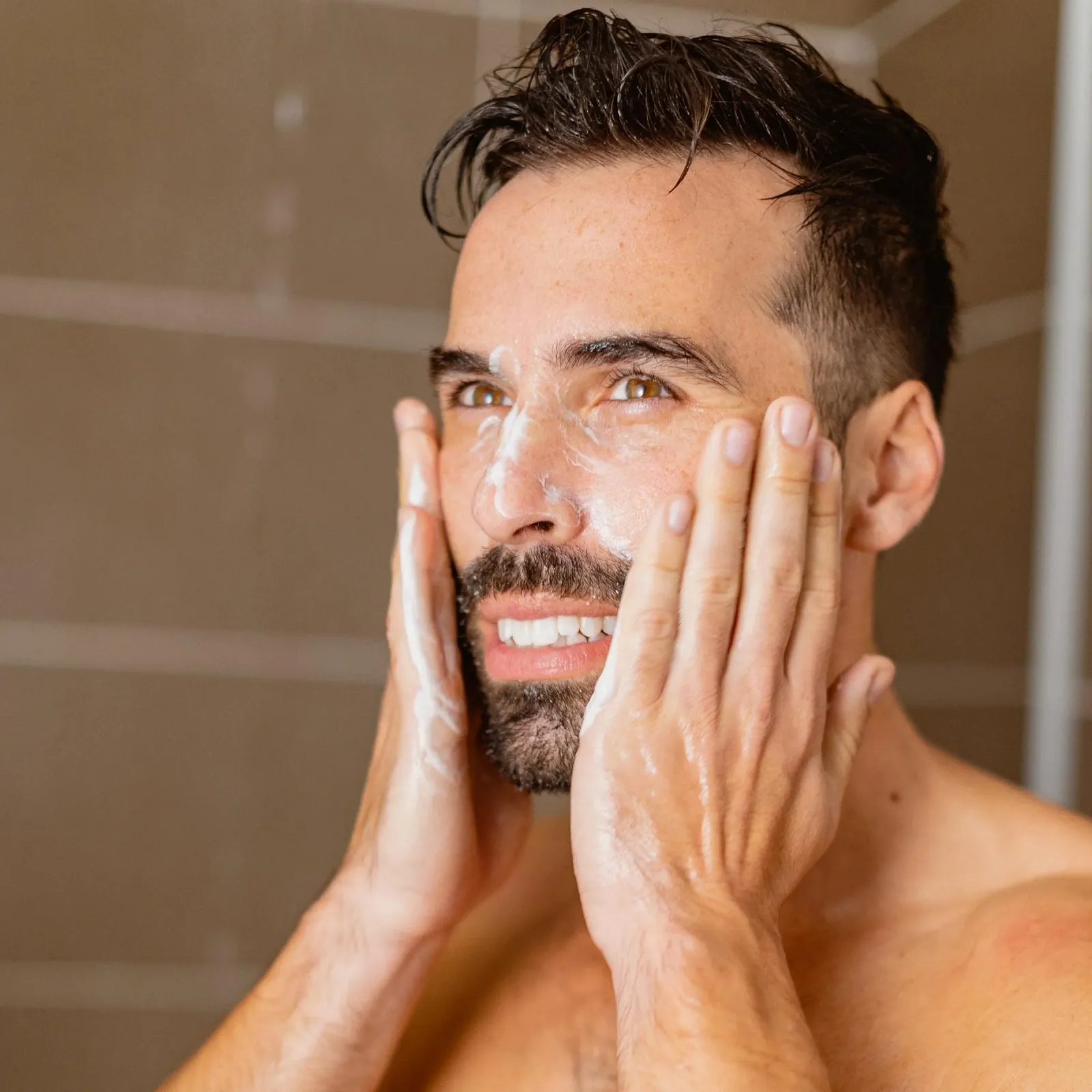 Очищающее средство для лица MYSTIC Daily для мужчин с салициловой кислотой, растительной гиалуроновой кислотой и чайным деревом для гладкой кожи без напряжения мягко удаляет загрязнения, грязь и жир, фото №3 Очищающее средство для лица MYSTIC Daily для мужчин с салициловой кислотой, растительной гиалуроновой кислотой и чайным деревом для гладкой кожи без напряжения мягко удаляет загрязнения, грязь и жир, фото №3