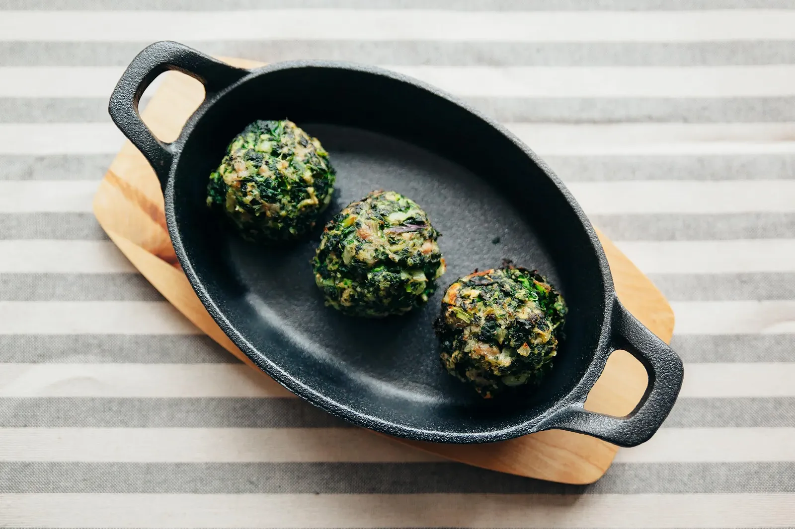 Форма для запікання Judge Sizzle & Serve велика овальна чавунна з дерев'яною підставкою індукційна 20 см x 14 см, фото №3