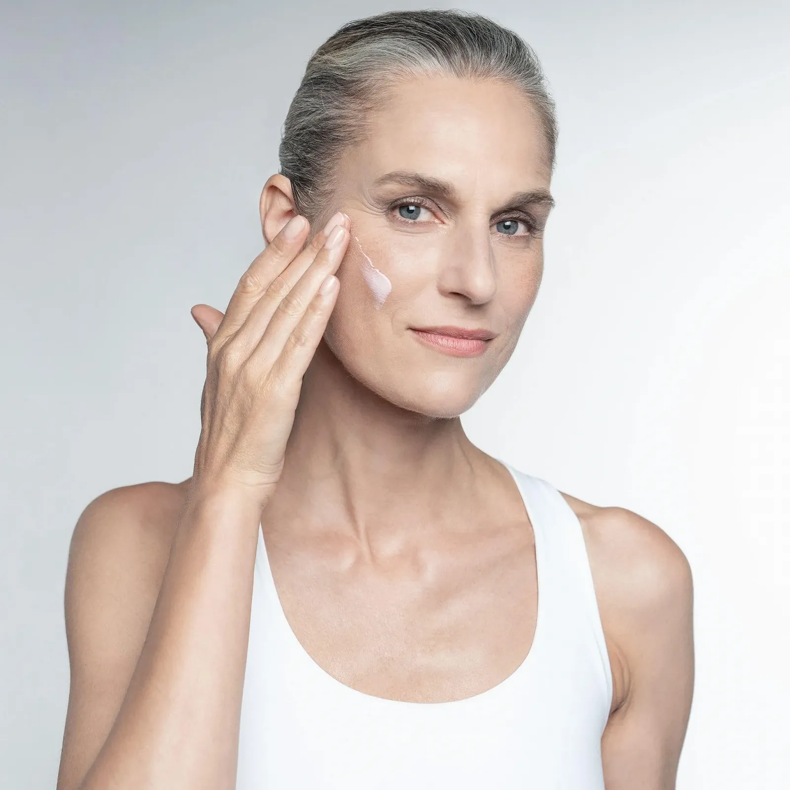 Набір для догляду за обличчям KORRES White Pine 2-Step Meno Reverse, Згладжуючий концентрат 15 мл та Денний крем 40 мл, фото №3