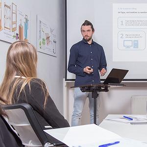 Регулируемая по высоте подставка для ноутбука Relaxdays 95 x 60 x 40 см, также для левшей, прикроватный столик для дивана, стол для ноутбука с колесиками и поверхностью для мыши с 2 стопорными планками, красное дерево, красный, дуб, 40x60x95 см synthetic.ua - Фото 1