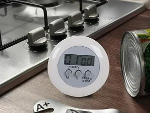 Таймер кухонный электронный с LCD-дисплеем магнитом и клипсой 1-99 минут Белый цена на synthetic.ua - Фото 1 Таймер кухонный электронный с LCD-дисплеем магнитом и клипсой 1-99 минут Белый synthetic.ua - Фото 1