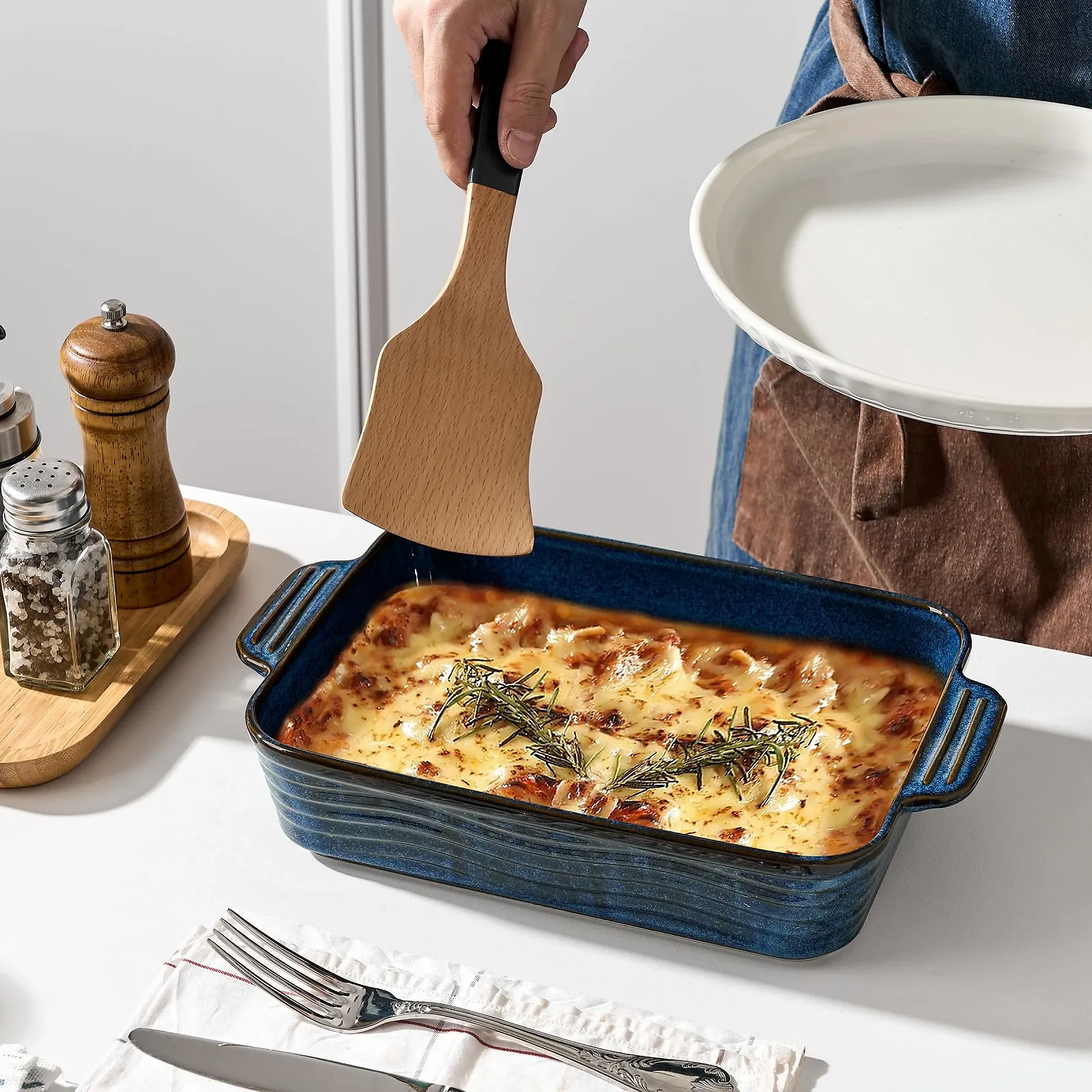 Форма для запекания Poecer керамическая 2000 мл квадратная с ручками синяя, фото №5 Форма для запекания Poecer керамическая 2000 мл квадратная с ручками синяя, фото №5