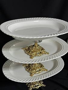 Блюдо порцелянове на золотій ніжці 30 х 22 см, святкова сервіровка столу synthetic.ua - Фото 1