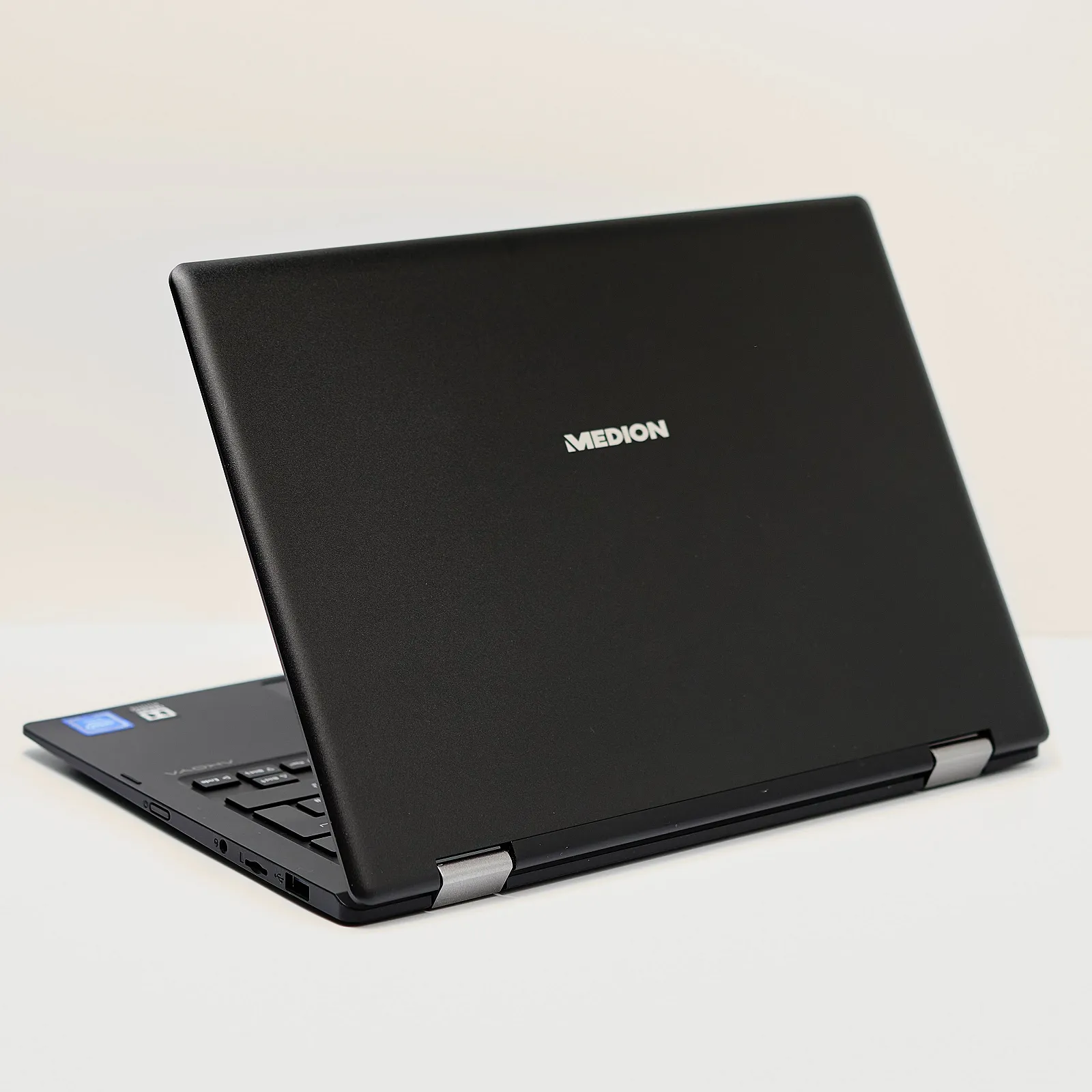 Ноутбук-планшет 11.6" Medion (Lenovo Group) Akoya E2293 | Чотириядерний Intel | RAM DDR4 4 ГБ | SSD 128 ГБ + eMMC 64 ГБ | Intel Graphics | Металевий корпус | Сенсорний екран | АКБ до 8 годин | Win10 б/в (5118), фото №4 Ноутбук-планшет 11.6" Medion (Lenovo Group) Akoya E2293 | Чотириядерний Intel | RAM DDR4 4 ГБ | SSD 128 ГБ + eMMC 64 ГБ | Intel Graphics | Металевий корпус | Сенсорний екран | АКБ до 8 годин | Win10 б/в (5118), фото №4
