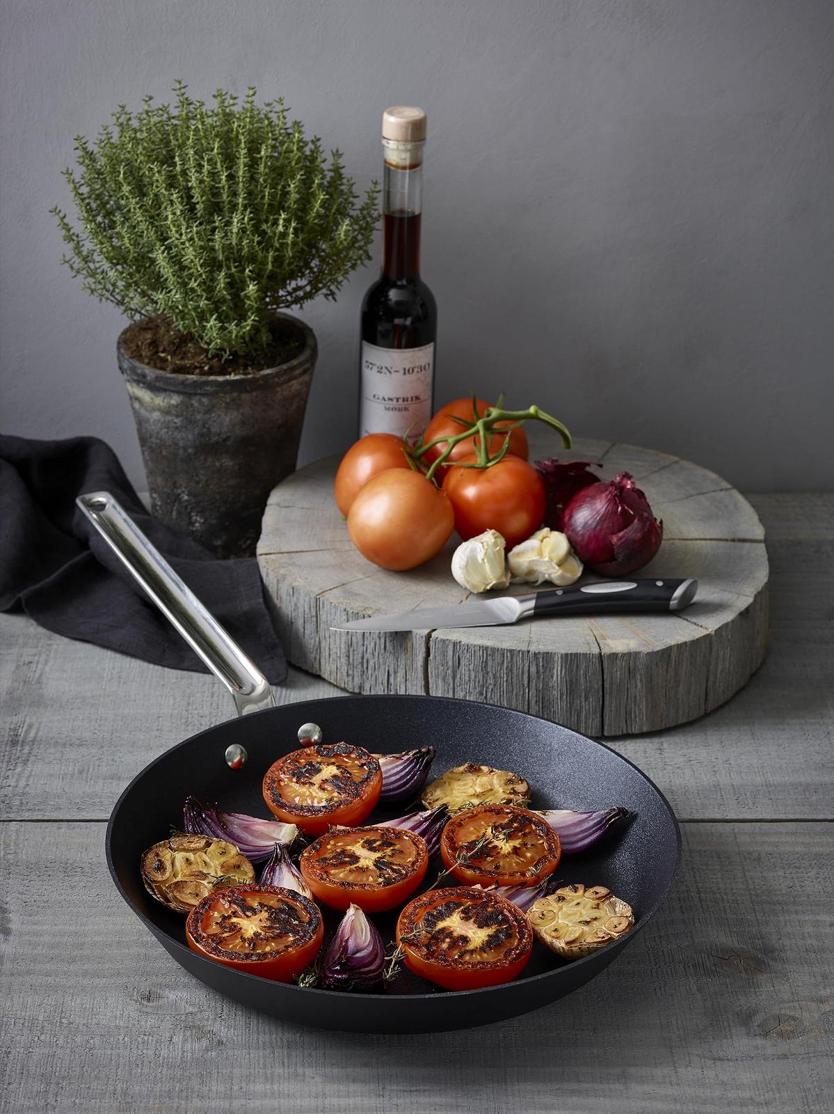 Сковорідка Scanpan TechnIQ Modern Induction 22 см Багатофункціональна сковорідка для всіх плит міцне Stratanium + антипригарне покриття придатна для духовки, фото №5 Сковорідка Scanpan TechnIQ Modern Induction 22 см Багатофункціональна сковорідка для всіх плит міцне Stratanium + антипригарне покриття придатна для духовки, фото №5