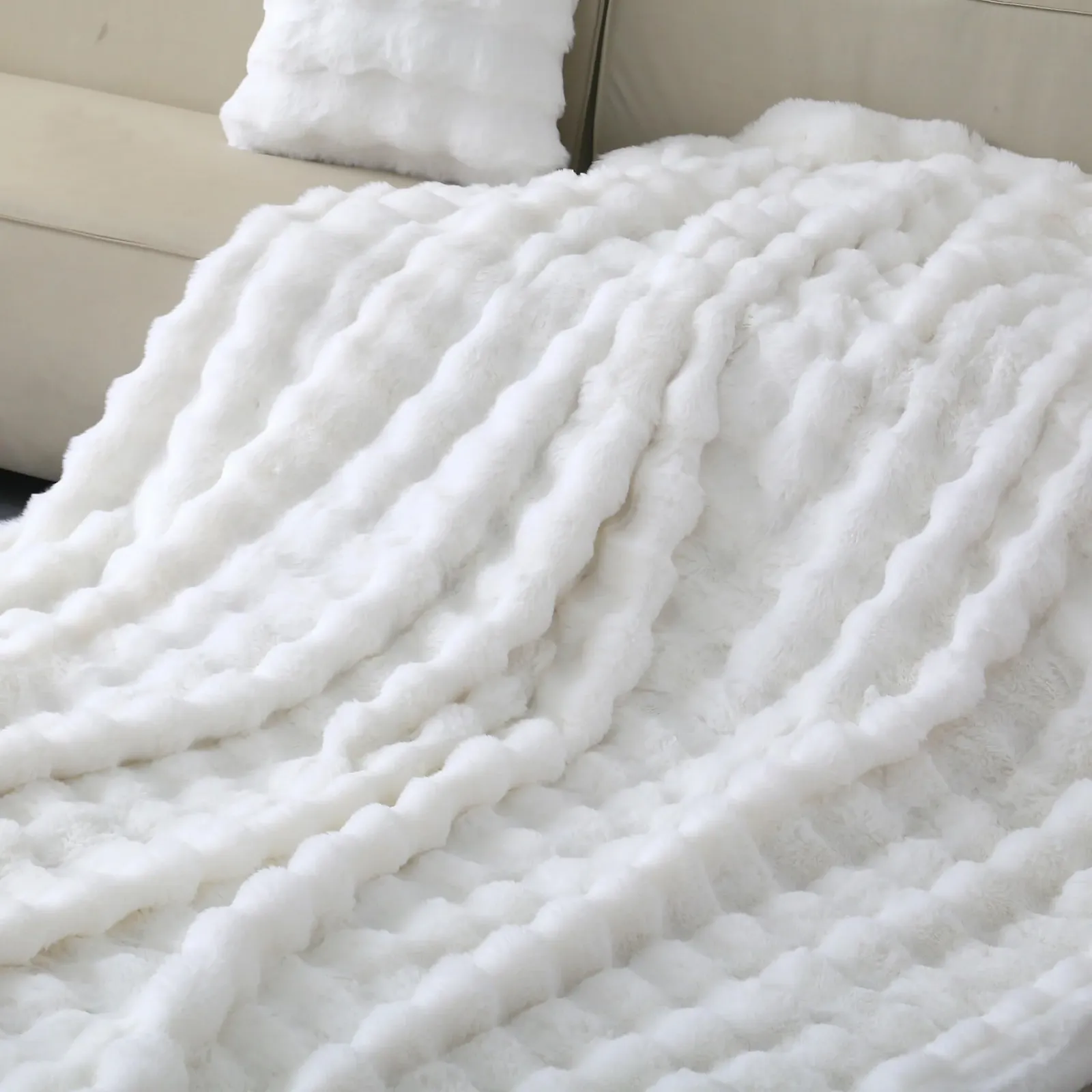 Покрывало Emilie-Textil Luxury Faux Fur - очень мягкое и приятное на ощупь меховое покрывало, 4 размера и цвета, фото №3 Покрывало Emilie-Textil Luxury Faux Fur - очень мягкое и приятное на ощупь меховое покрывало, 4 размера и цвета, фото №3