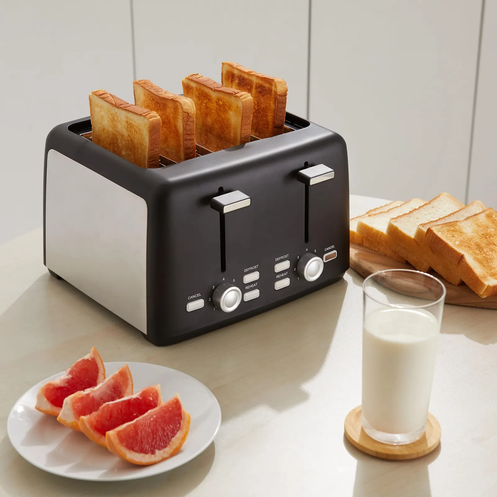 Тостер Amazon Basics на 4 скибочки з 7 рівнями підсмажування та знімним піддоном для крихт, дуже широкі слоти, 1500 Вт, чорний, фото №5