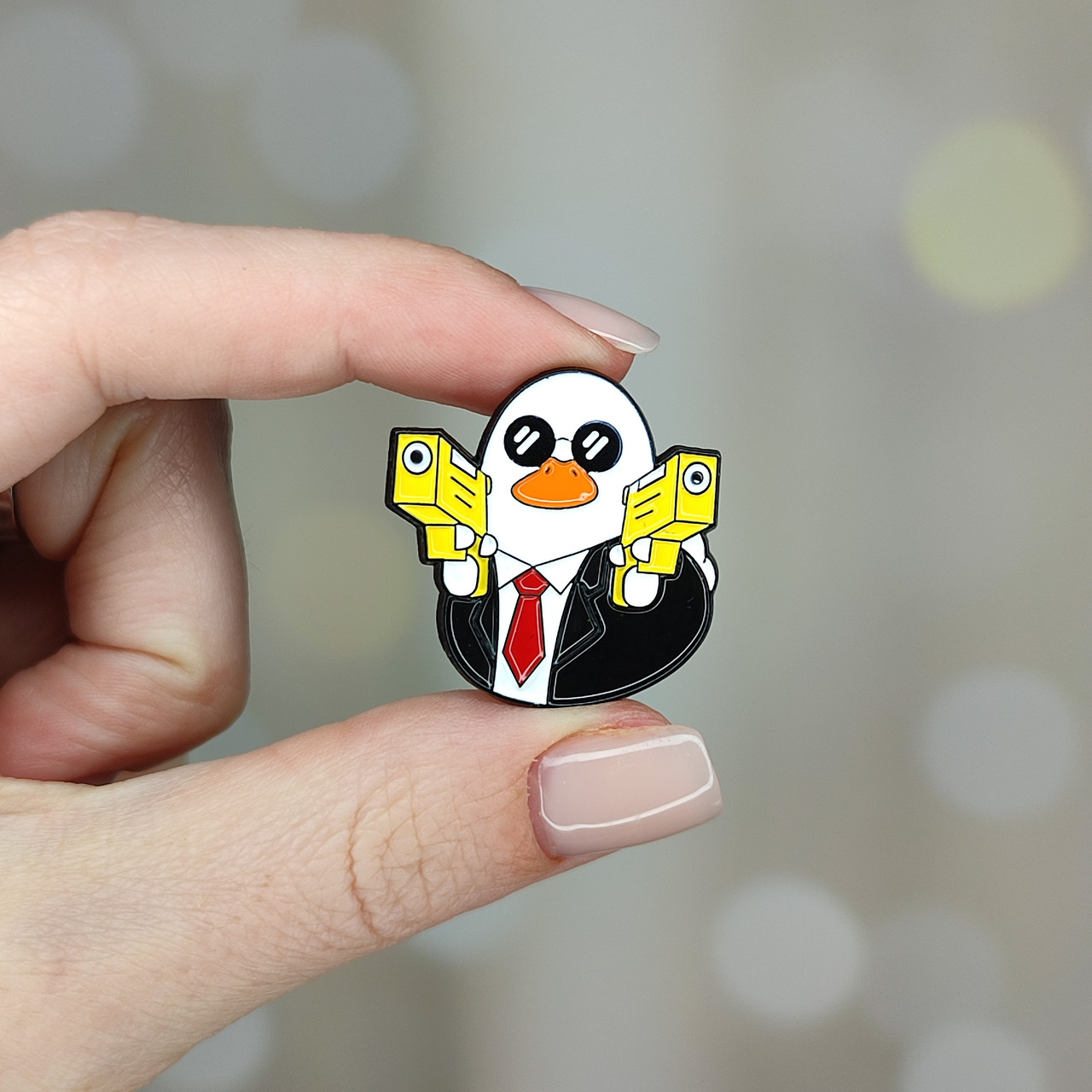 Металлический значок пин Утка с оружием Агент 007, фото №1