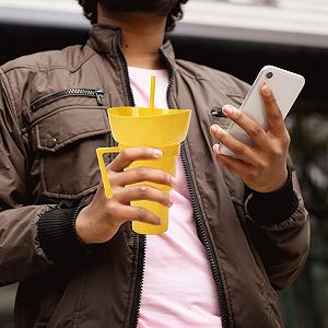 Кружка-непроливайка Snack und Getränkebehälter. Контейнер для снеков и напитков для автомобиля, кинотеатра, путешествий, десертов, рюкзака, пикника, кемпинга, повседневного использования synthetic.ua - Фото 1