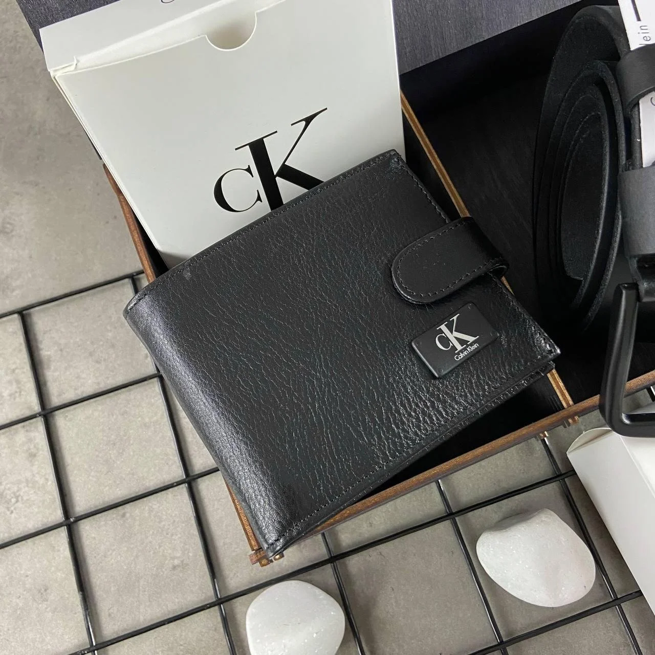 Подарок для мужчины: кожаный ремень и кошелёк Calvin Klein в подарочной коробке, фото №3