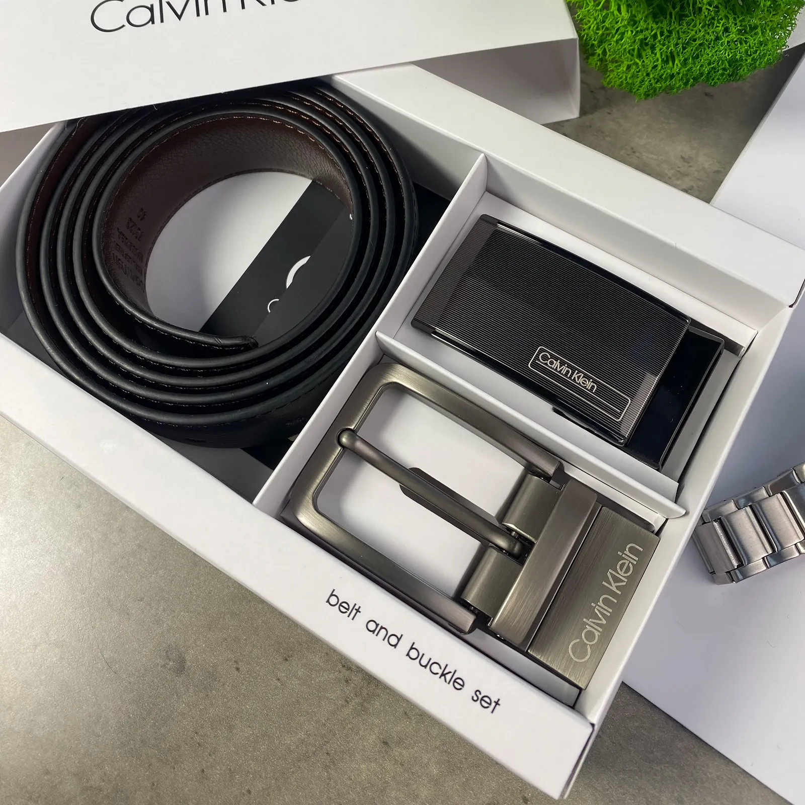 Подарунковий набір зі шкіряним ремнем CK з двома змінними пряжками Келвін Кляйн, фото №2 Подарунковий набір зі шкіряним ремнем CK з двома змінними пряжками Келвін Кляйн, фото №2
