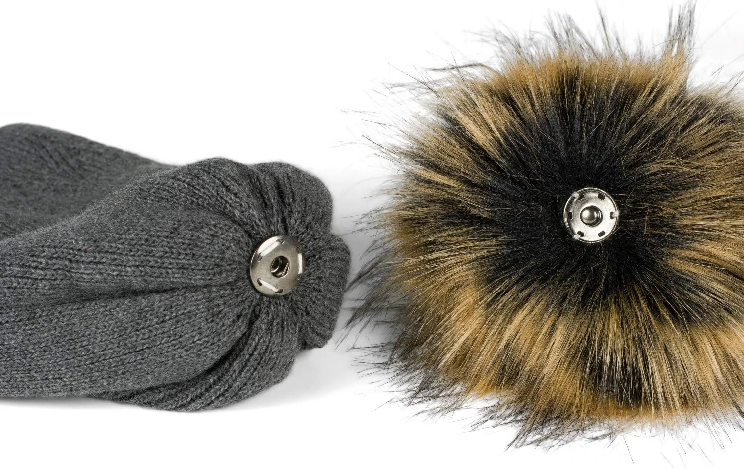 Вязаная шапка с помпоном styleBREAKER Unisex 04024181, однотонная, с узором зубцов, фото №4 Вязаная шапка с помпоном styleBREAKER Unisex 04024181, однотонная, с узором зубцов, фото №4