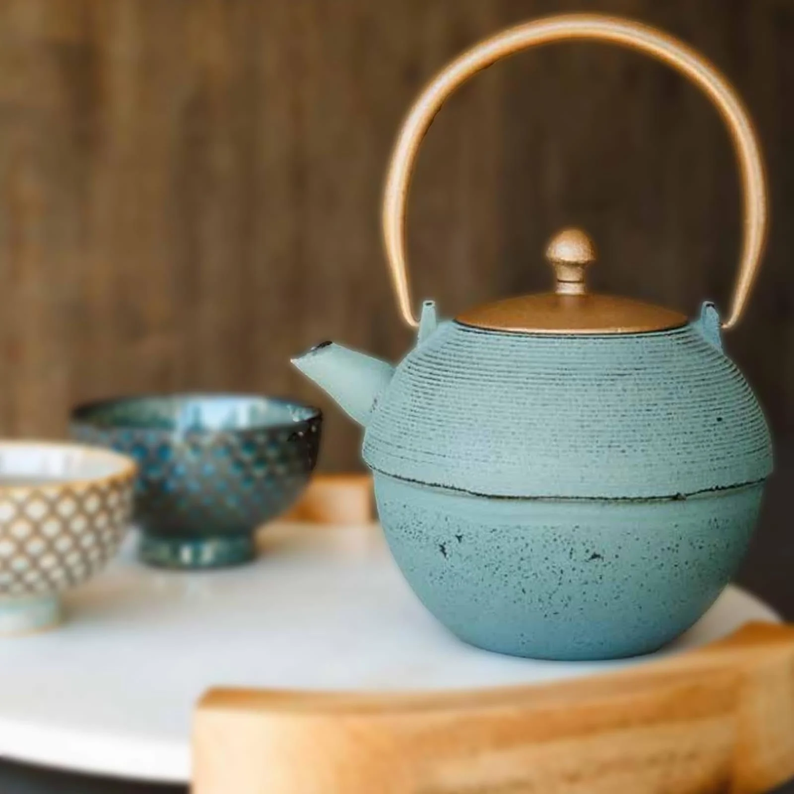 Чайник Asia Чавунний Індукційний 1.2 Літра Синій з Фільтром-Сіткою з Нержавіючої Сталі та Коричневою Дерев'яною Підставкою, фото №7 Чайник Asia Чавунний Індукційний 1.2 Літра Синій з Фільтром-Сіткою з Нержавіючої Сталі та Коричневою Дерев'яною Підставкою, фото №7