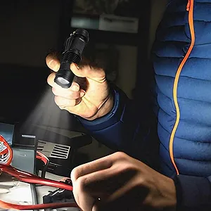 Портативний LED ліхтар UV Generisch, 395 NM, висока яскравість, водонепроникний, телескопічний, 3 режими для виявлення сечі домашніх тварин, скорпіонів, перевірки фальшивих купюр synthetic.ua - Фото 1