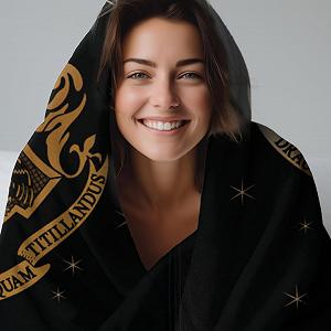 Купити Плед Harry Potter М'який плед з коралового флісу Герб Гоґвортсу 150 x 200 см Чорний - Фото 1 Плед Harry Potter М'який плед з коралового флісу Герб Гоґвортсу 150 x 200 см Чорний - Фото 1