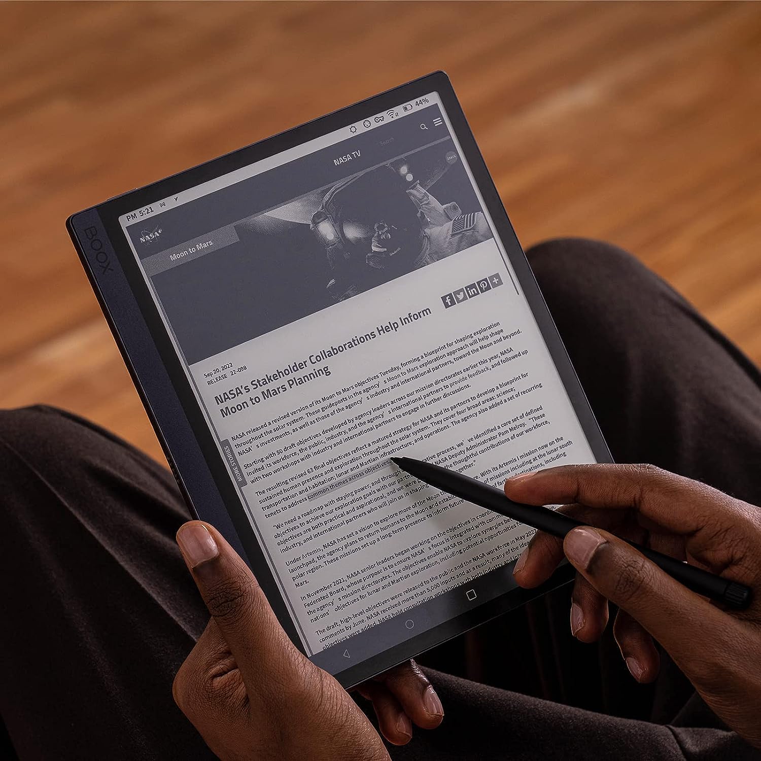 Электронная книга 10.3" Onyx Boox Tab Ultra 4/128 ГБ / Android 10 / Wi-Fi / Bluetooth / сенсорный E-Ink Carta экран (1404 × 1872) / Настраиваемая яркость / Динамики / Черный, фото №3 Электронная книга 10.3" Onyx Boox Tab Ultra 4/128 ГБ / Android 10 / Wi-Fi / Bluetooth / сенсорный E-Ink Carta экран (1404 × 1872) / Настраиваемая яркость / Динамики / Черный, фото №3