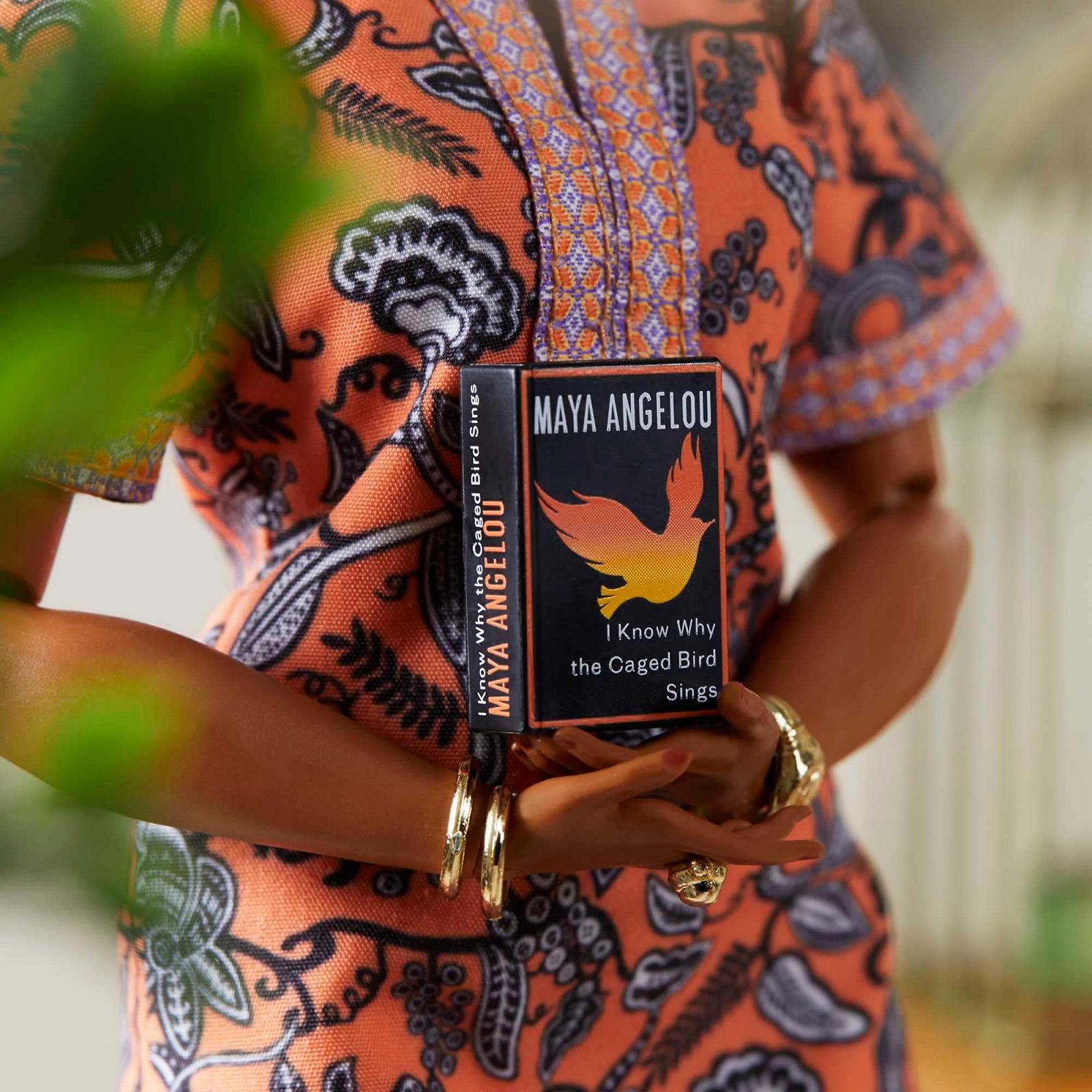 Кукла Barbie GXF46 Inspiring Women Maya Angelou (около 30 см) с платьем, подставкой и сертификатом подлинности, фото №3