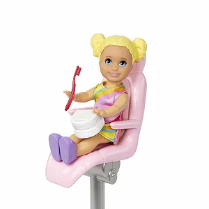 Лялька Barbie HKT70 Стоматолог Набір з лікуючим кріслом, візком з інструментами та аксесуарами synthetic.ua - Фото 1