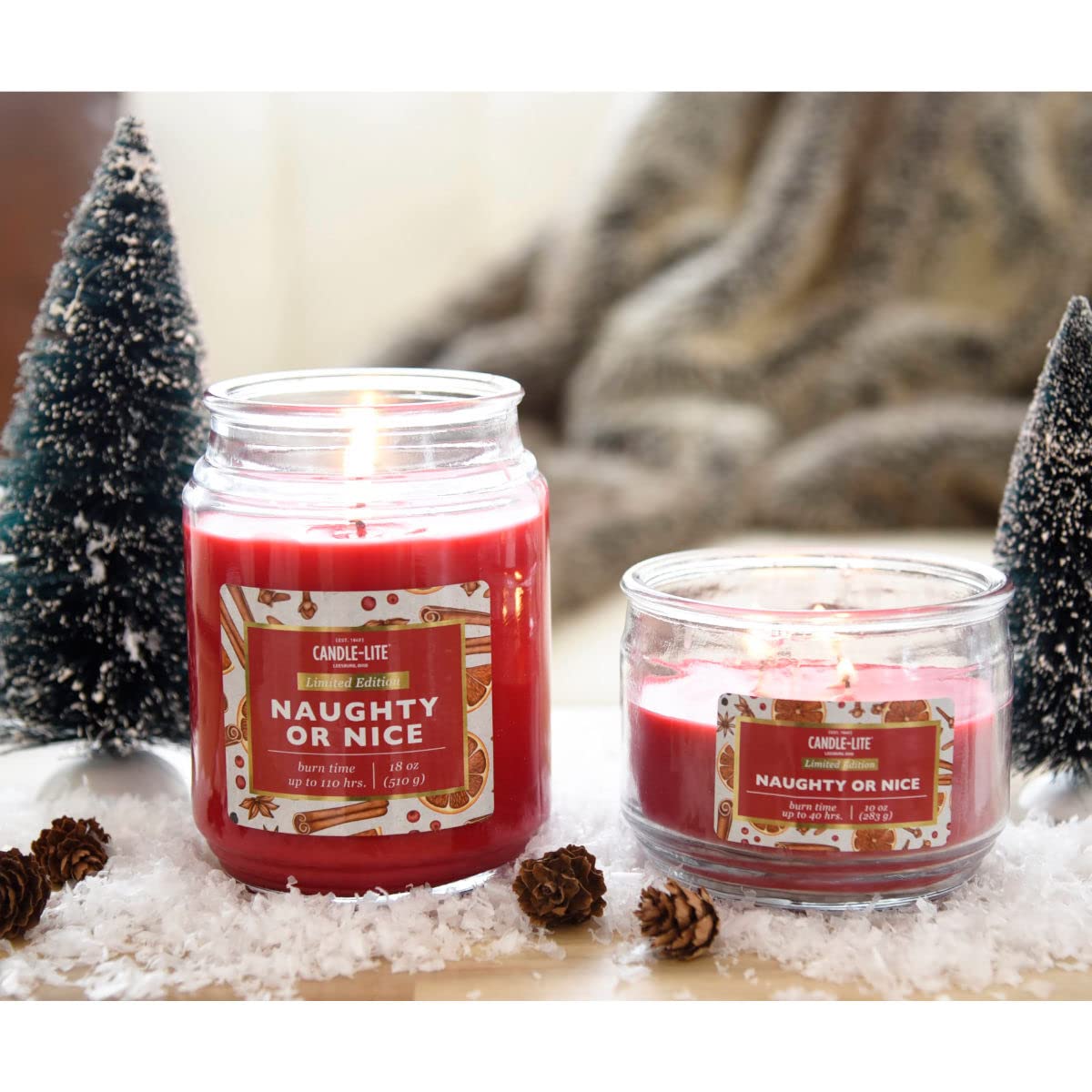 Свічка Candle-Lite Naughty Or Nice Scented Candle Cinnamon в склі з кришкою, до 110 годин, червона, велика 510 г, фото №3
