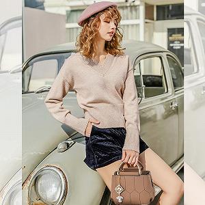 Сумка з ручкою зверху NICOLE & DORIS Маленька через плече зі штучної шкіри з підвіскою, кольору хакі synthetic.ua - Фото 1