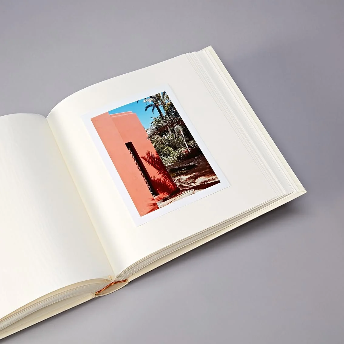 Альбом Jumbo Semikolon 30 x 30 см 100 страниц кремовый для фотографий 10 x 15 см с пергаминовой бумагой лесной зеленый, фото №4 Альбом Jumbo Semikolon 30 x 30 см 100 страниц кремовый для фотографий 10 x 15 см с пергаминовой бумагой лесной зеленый, фото №4