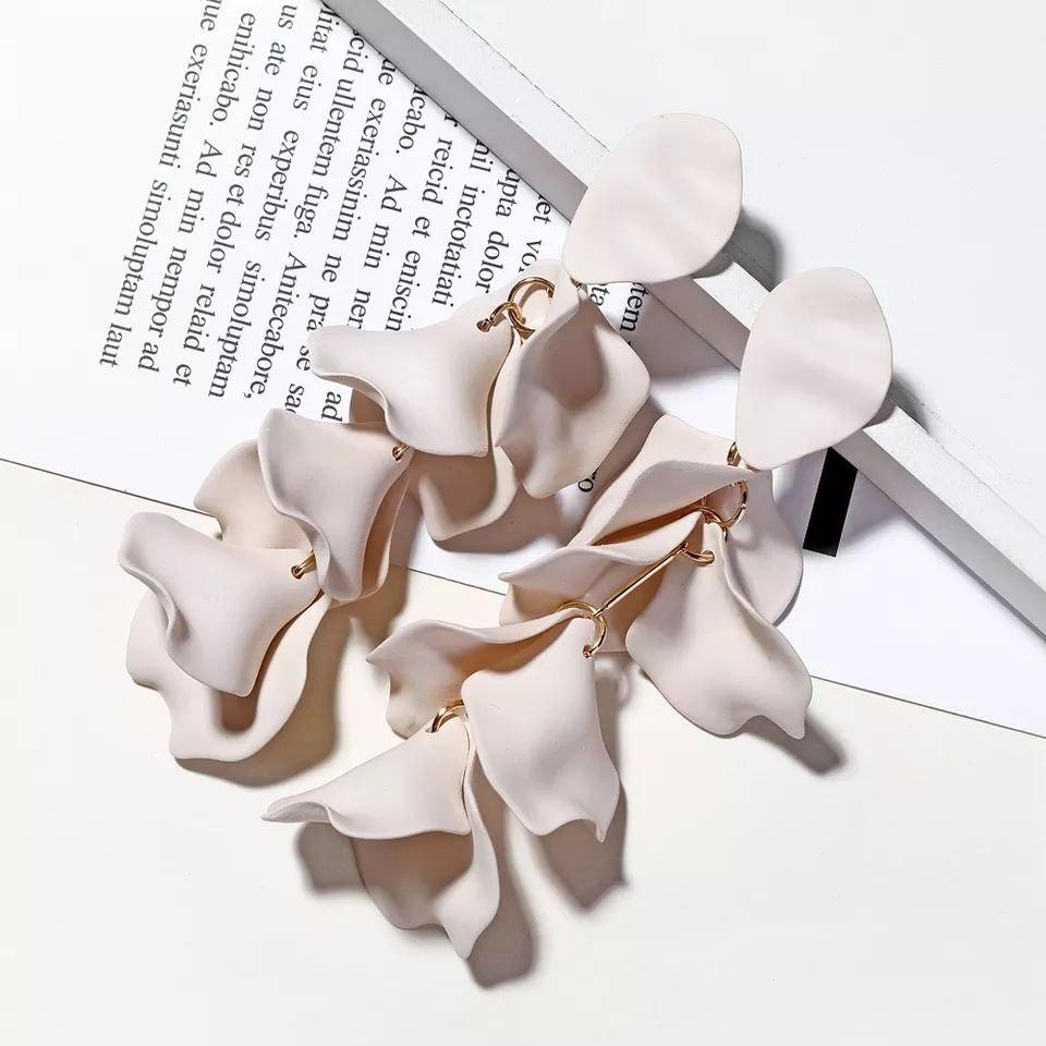 Серьги кисти женские длинные висячие Лепестки белые 8534, фото №1