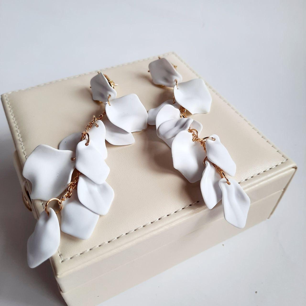 Серьги кисти женские длинные висячие Лепестки белые 8534, фото №4